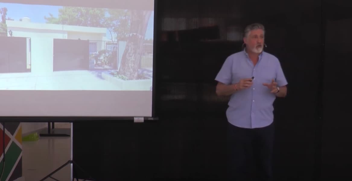 Eduardo exponiendo en una charla TED