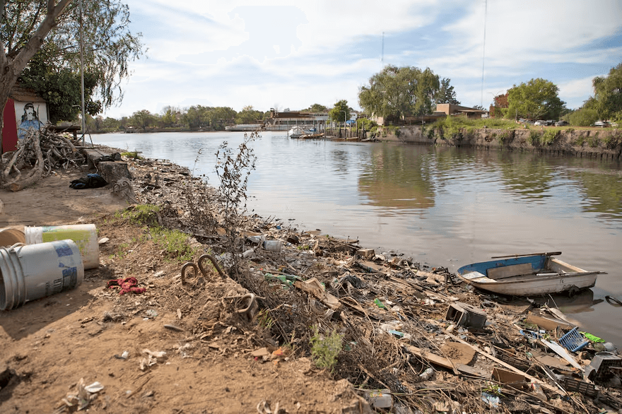 Costa contaminada de basura